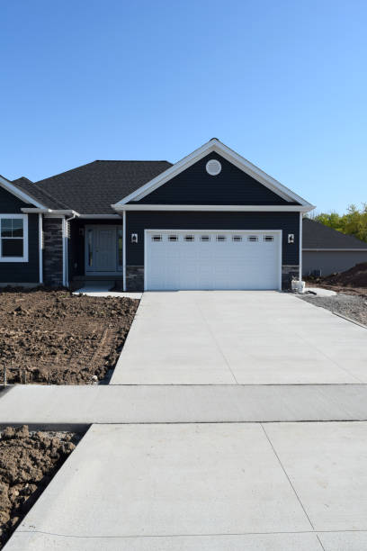 new home sidewalk and driveway construction with a concrete cement foundation by builders for a smooth surface - concrete driveway cement construction imagens e fotografias de stock