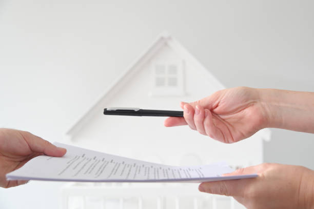 istock Two people signing a contract against a white house 1319895257