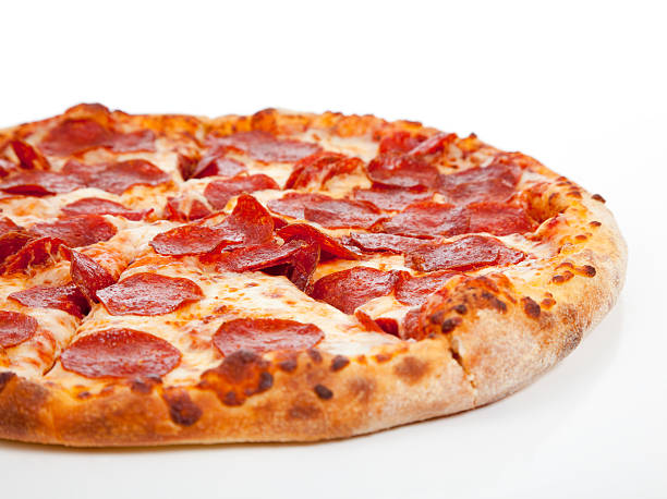 pepperoni-pizza auf weißem hintergrund - pepperonipizza stock-fotos und bilder