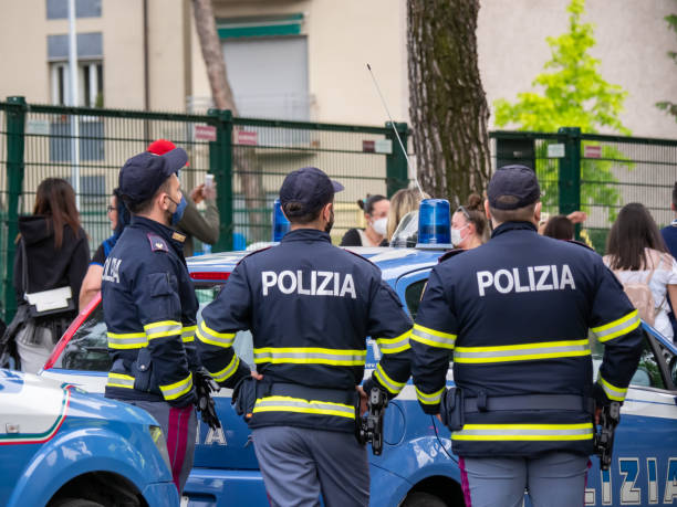 bergamo, italien. polizei vor dem bergamo-stadion. vermeidung von auseinandersetzungen mit gegnern. schutz der fans, die das stadion erreichen - football police officer crowd stock-fotos und bilder