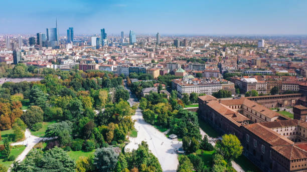 luftaufnahme der stadt mailand mit sempione park, italien - mailand stock-fotos und bilder