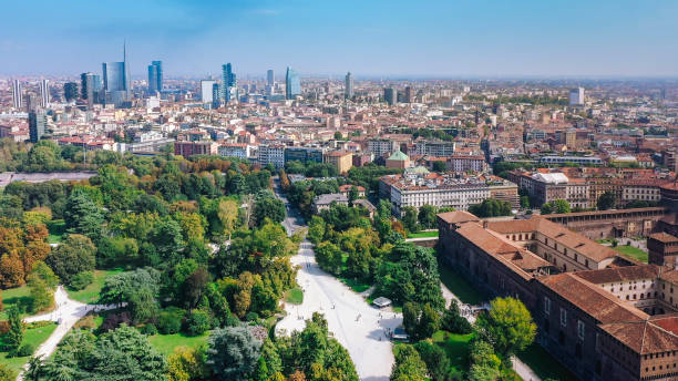 вид с воздуха на город милан с парком семпионе, италия - aerial view city urban scene italy стоковые фото и изображения