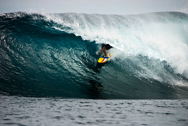 surfista nella tubo - big wave surfing foto e immagini stock