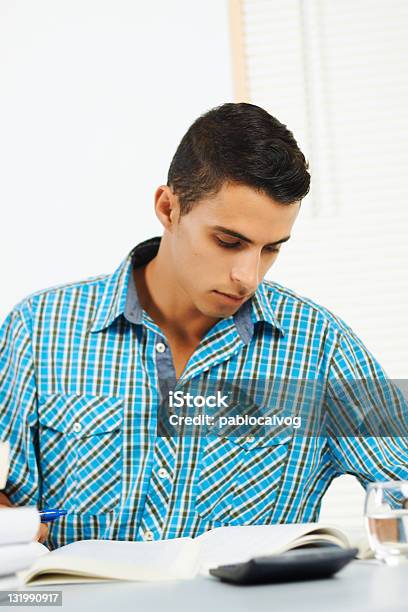 Man Joven Stock Foto de stock y más banco de imágenes de Correspondencia - Correspondencia, Escribir, Niños