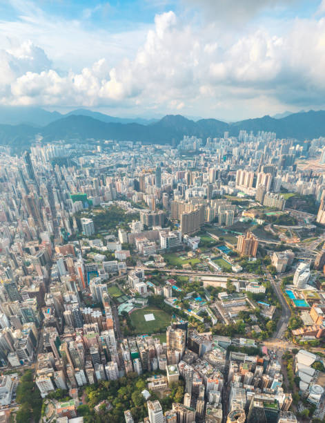 vista aérea épica de tsim sha tsui, centro comercial e comercial de hong kong, durante o dia - hong shopping night skyline - fotografias e filmes do acervo