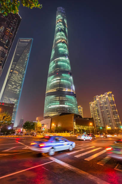 scena di pudong cityscape street shanghai tower crossing a night china - travel urban scene blurred motion shanghai foto e immagini stock