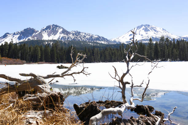 ラッセンピーク、ラッセン国立公園 - manzanita lake ストックフォトと画像