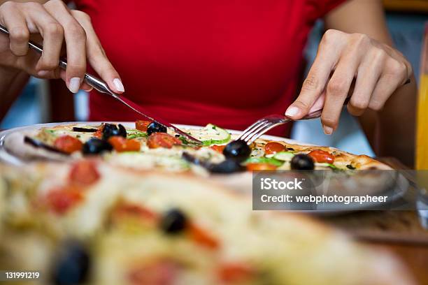 Jedzenie Pizzy - zdjęcia stockowe i więcej obrazów Cheddar - ser - Cheddar - ser, Czarna oliwka, Część