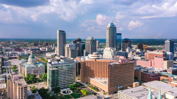 veduta aerea del centro di indianapolis con statehouse in indiana - indianapolis skyline cityscape indiana foto e immagini stock