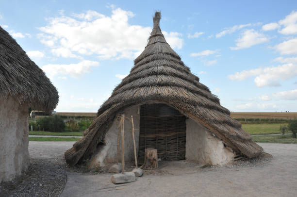 Stonehenge cottage Replica cottages at Stonehenge stone age house stock pictures, royalty-free photos & images