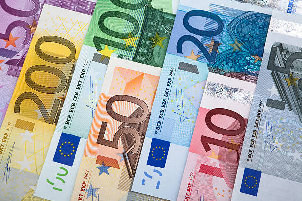 Billetes de Euro en una fila. - foto de stock