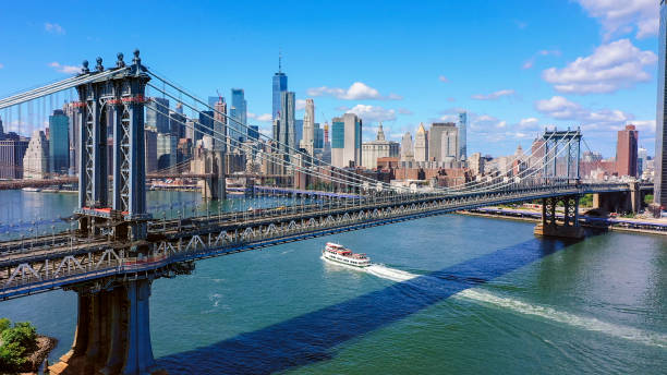 vista aérea del horizonte de manhattan con puentes en la ciudad de nueva york - brooklyn bridge fotografías e imágenes de stock