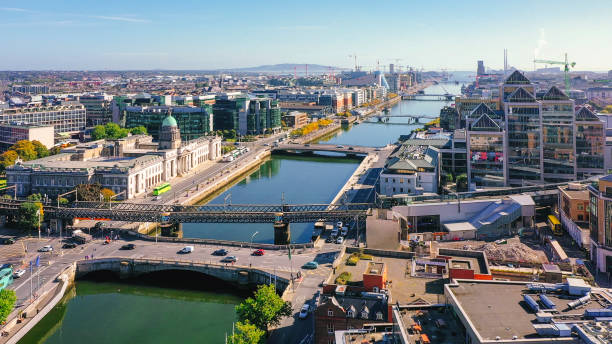 vista aérea de dublín con el río liffey y custom house - dublín fotografías e imágenes de stock