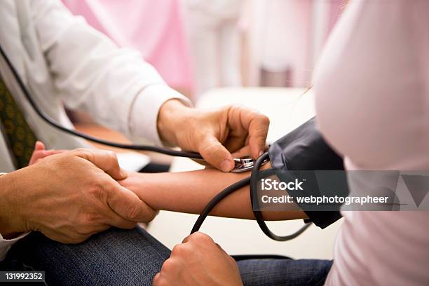 Foto de Medir A Pressão Arterial Xxl e mais fotos de stock de Doutor - Doutor, Desfocado - Foco, Medidor de tensão arterial