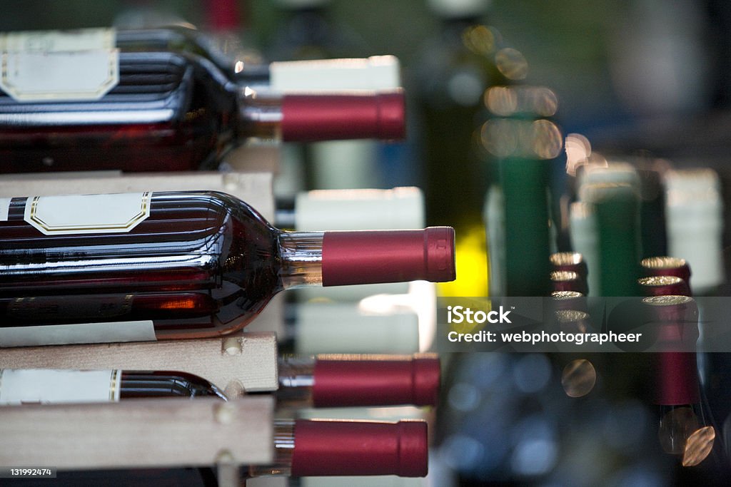 Garrafas de vinho no suporte - Royalty-free Bebida Foto de stock