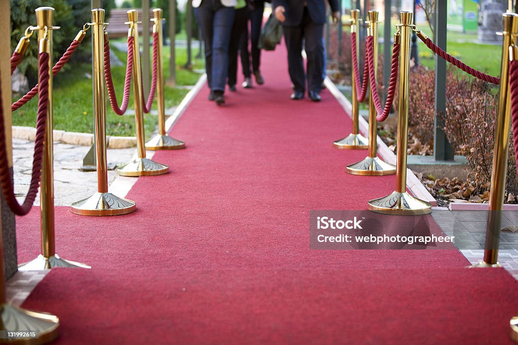 Alfombra roja y stanchions - Foto de stock de Alfombra roja libre de derechos