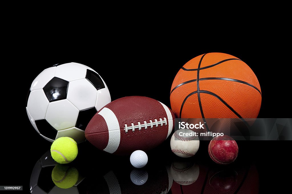 各種のスポーツボール、黒色の背景 - スポーツのロイヤリティフリーストックフォト
