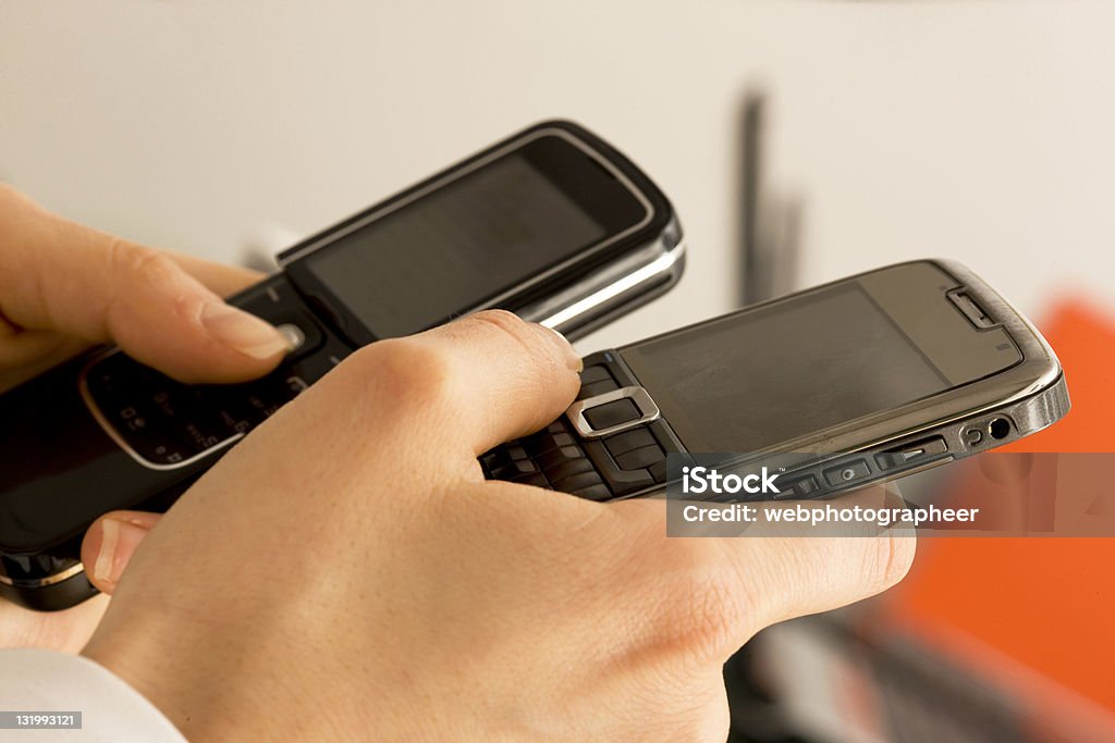 Frau witgh zwei Mobiltelefone - Lizenzfrei Eine Person Stock-Foto