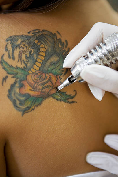 tatuaje de arte - tattoo women back rear view fotografías e imágenes de stock