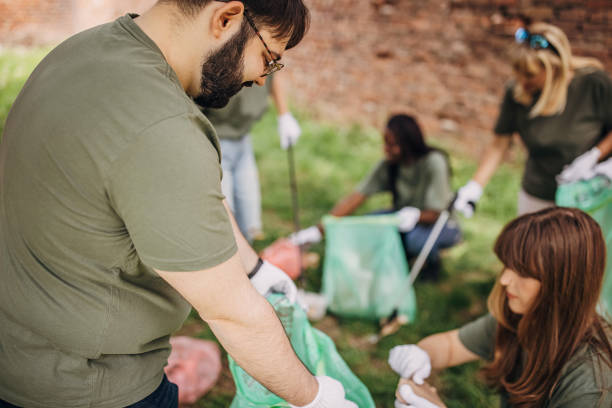 istock Volunteers cleaning park 1319934340