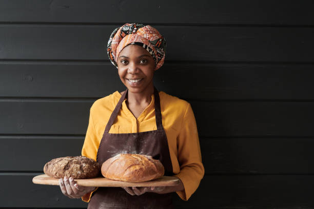 fornaio con pane fresco - baking baker bakery bread foto e immagini stock