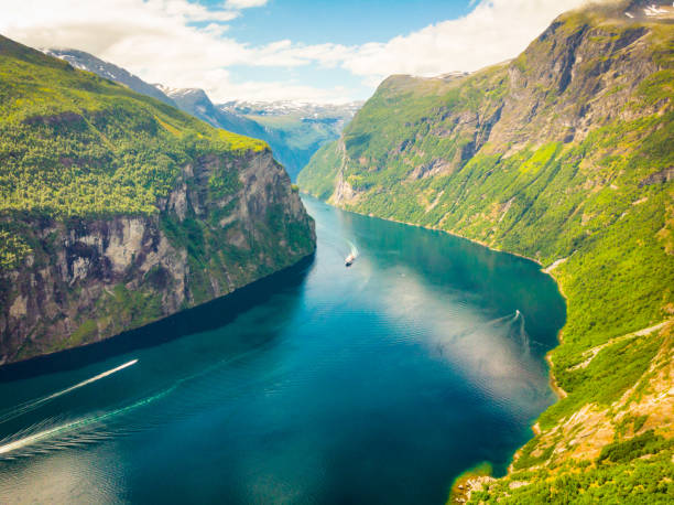 fjord geirangerfjord avec ferry, norvège. - aurlandfjord photos et images de collection