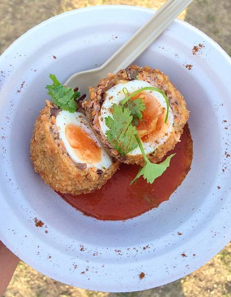 um delicioso ovo escocês com um toque coreano. - scottish cuisine - fotografias e filmes do acervo