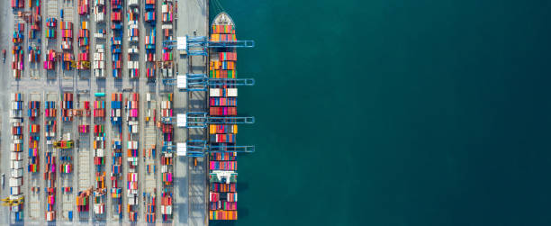 コンテナターミナル港の港に空中写真コンテナ船、コンテナ船の船は、積載、コンテナ、海上港での商業貨物船のターミナルポートに立ちます。 - 港湾 ストックフォトと画像