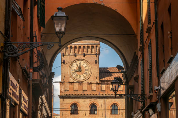 l'orologio della torre del municipio di bologna - bologna italy medieval palace foto e immagini stock