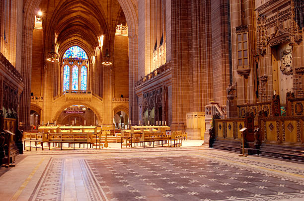 all'interno della cattedrale anglicana a liverpool - cathedral church indoors inside of foto e immagini stock