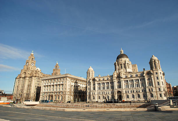 les trois grâces à liverpool - cunard building photos et images de collection