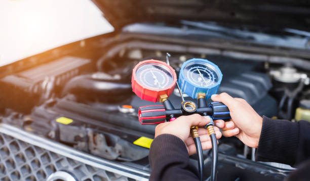 istock Car air conditioner check service, leak detection, fill refrigerant.Device and meter liquid cooling in the car by specialist technicians. 1319947953