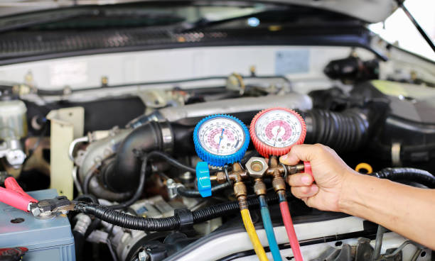 istock Car air conditioner check service, leak detection, fill refrigerant.Device and meter liquid cooling in the car by specialist technicians. 1319948603