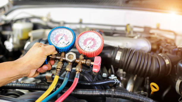 istock Car air conditioner check service, leak detection, fill refrigerant.Device and meter liquid cooling in the car by specialist technicians. 1319948626