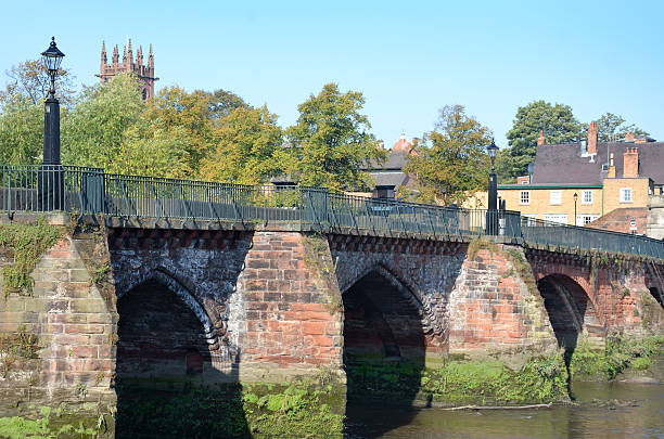 Casco histórico río Dee puente de arcos en Chester - foto de stock