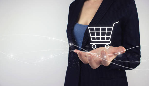 Online E-Commerce Shopping concept. Hand hold digital hologram Shopping cart on grey background. Digital Marketing Online, e-commerce add to cart online shopping business technology internet concept concepto de compras de comercio electrónico en línea. mantenga a mano holograma digital carro de la compra sobre fondo gris. digital marketing online, e-commerce añadir a cart concepto de internet de tecnología de negocios de compras en línea.