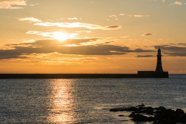 sonnenaufgang über einer wolkenverhangenen küste über roker, sunderland - sunderland stock-fotos und bilder