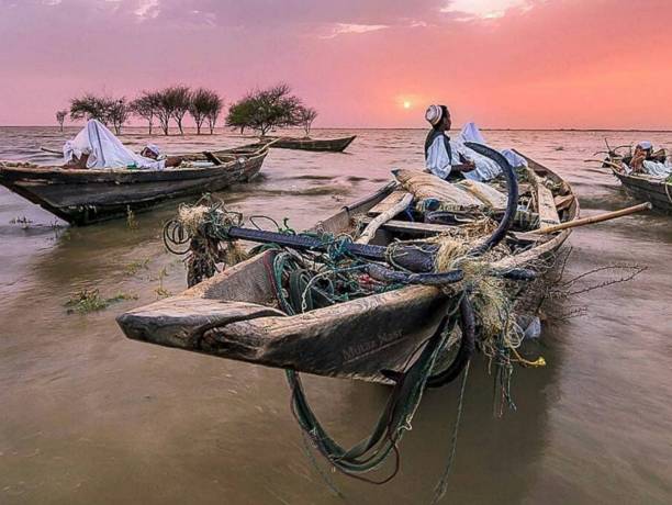 아프리카, 수단, 나일 강 : 어부들은 나일강에서 매우 아름다운 일몰을보고있다 - sudan 뉴스 사진 이미지