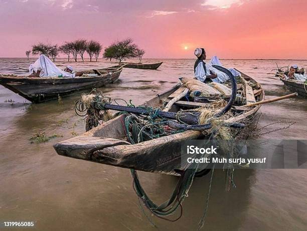 Africasudannile Riverfishermen Are Watching A Very Beautiful Sunset On The Nile Stock Photo - Download Image Now