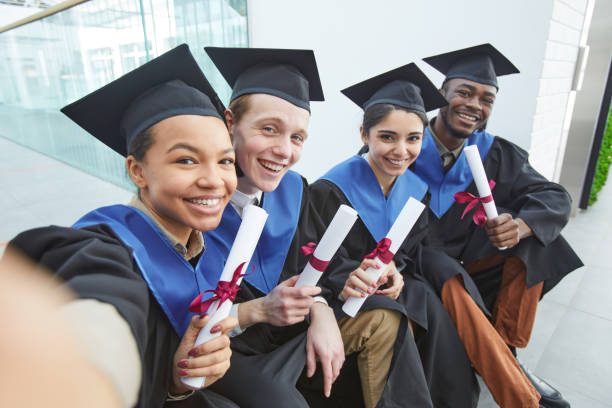 absolwenci college'u robiący selfie na świeżym powietrzu - mortar board child female people zdjęcia i obrazy z banku zdjęć