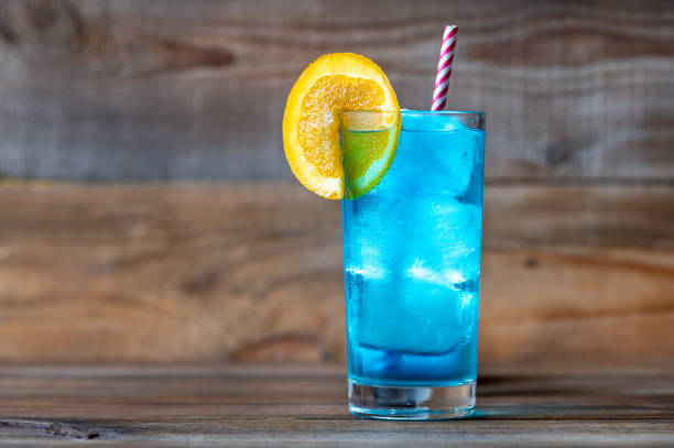 vetro della laguna blu - drinking straw juice frozen glass foto e immagini stock