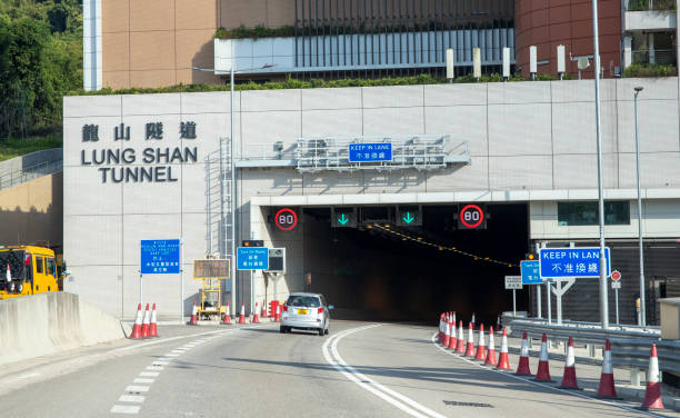 lung shan tunnel ,heung yuen wai highway verbindet fanling highway und heung yuen wai control point.zwei der tunnel heißen lung shan tunnel und cheung shan tunnel. - tunnel-einfahrt stock-fotos und bilder