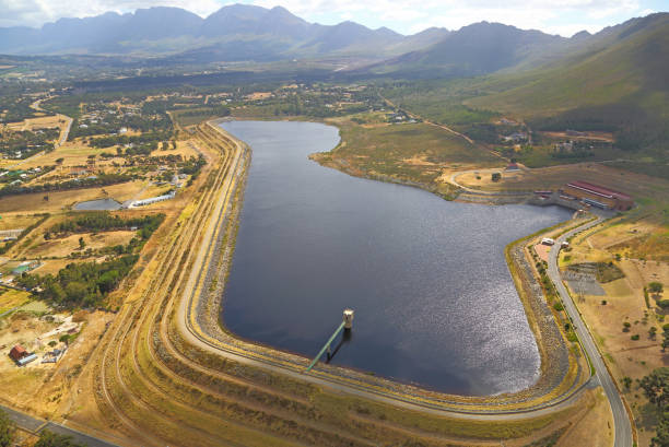 vue aérienne du barrage de lower steenbras, cap-occidental, afrique du sud - steenbras dam photos et images de collection