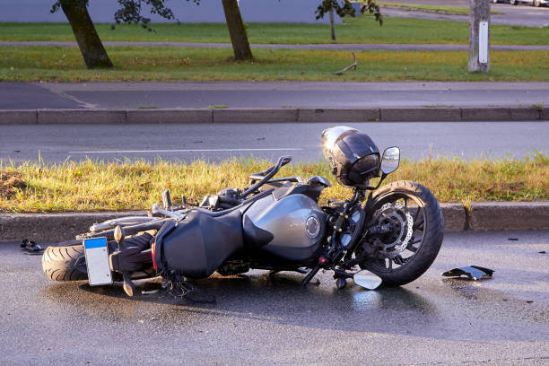 danneggiata in un incidente moto e un'auto - helmet motorcycle motorized sport crash helmet foto e immagini stock