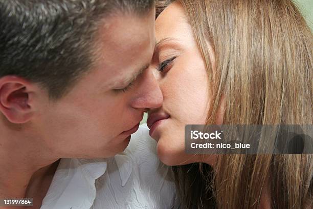 Kiss Stockfoto und mehr Bilder von Auge - Auge, Dating, Entspannung