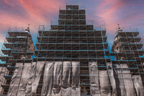 renowacja pomnika. przebudowa i renowacja starego budynku. - restoring house scaffolding history zdjęcia i obrazy z banku zdjęć