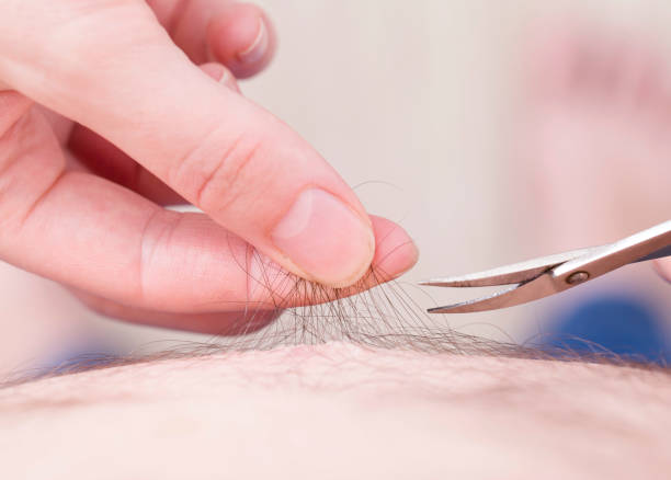 l’homme coupe les cheveux de l’abdomen avec des ciseaux. concept d’hygiène et de soins du corps, gros plan - beautiful the human body body care close up photos et images de collection