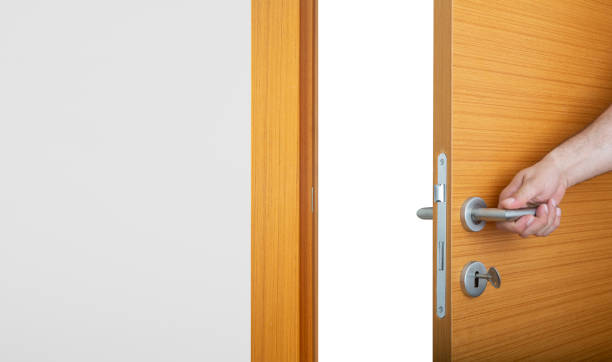 maniglia porta porta tenuta a mano - keyhole door wood office foto e immagini stock
