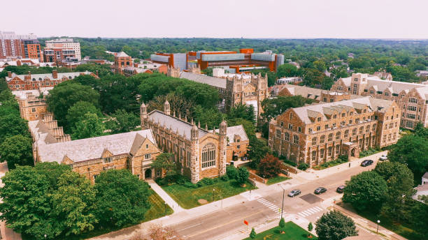 droit quadrangle université du michigan ann arbor vue aérienne - campus photos et images de collection