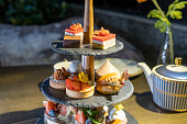 englische-nachmittagstee-desserts-und-ge